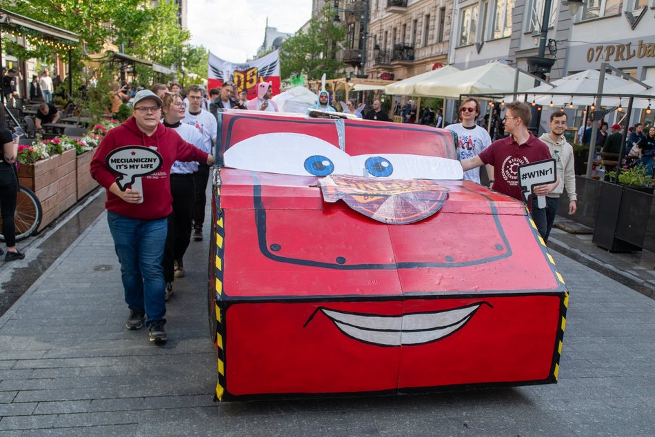 Łódź. Juwenalia 2025 w Łodzi. Kolorowy pochód studentów przeszedł Piotrkowską!