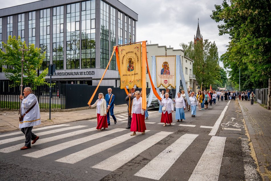 Łódź. Boże Ciało w Łodzi. Procesja z kościoła Matki Boskiej Zwycięskiej przeszła ulicami miasta