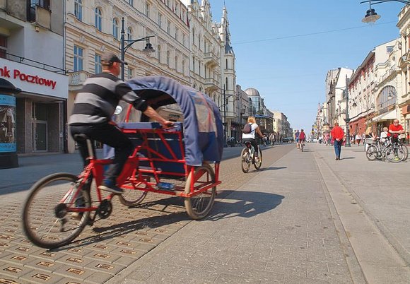 Łodź. Latem 1998 r. na ul. Piotrkowskiej pojawiły się pierwsze riksze