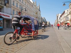 Łodź. Latem 1998 r. na ul. Piotrkowskiej pojawiły się pierwsze riksze