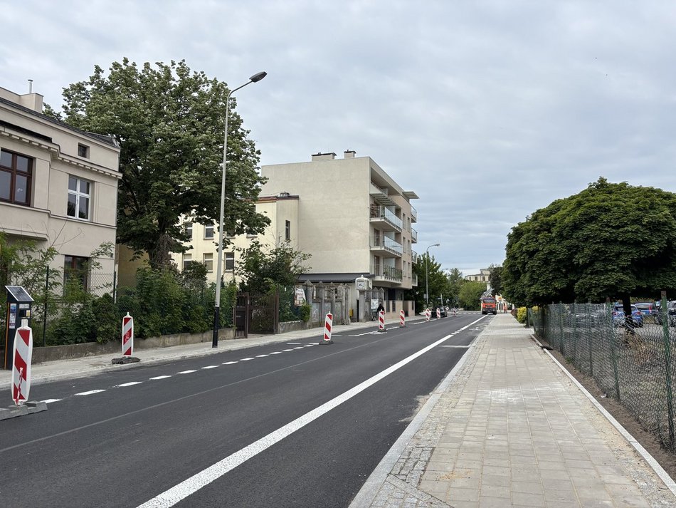 Łódź. Koniec remontu Skłodowskiej-Curie w Łodzi. Nowa jezdnia, chodniki, przystanki i zieleń