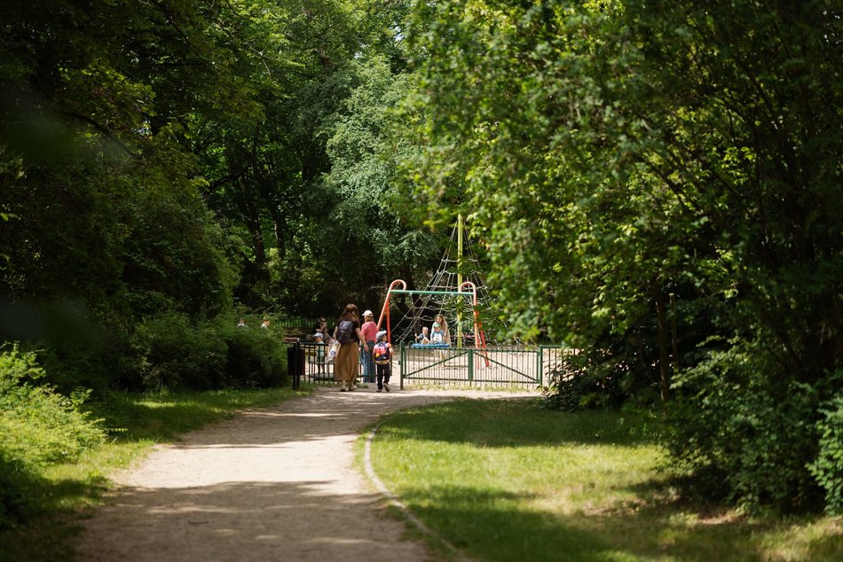 Łódź. Spacerowicze na Księżym Młynie i w Parku Źródliska w Łodzi. Recepta na udany weekend