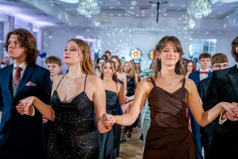 Łódź. Studniówka IV LO w Łodzi. Kreacje, które zapierały dech i radość na twarzach młodzieży