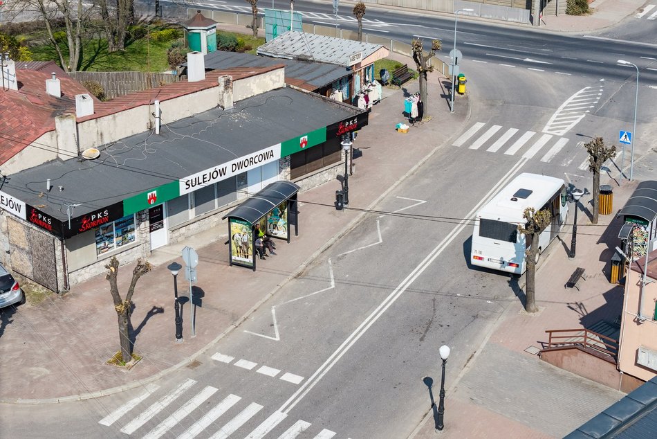 Łódź. Remont dworca w Sulejowie. Drewniane perony, poczekalnia i nowa zieleń odmienią betonowy plac!