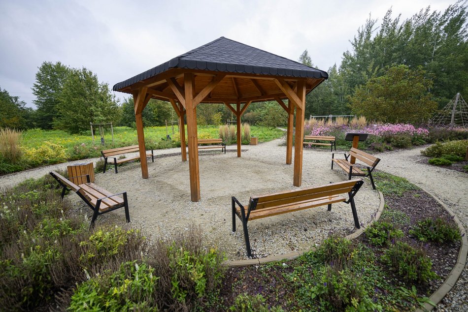 Odkryj nowy plac zabaw na Złotnie w Łodzi. Powstał w stylu naturalnych bawialni