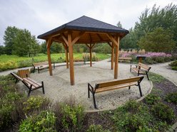 Odkryj nowy plac zabaw na Złotnie w Łodzi. Powstał w stylu naturalnych bawialni