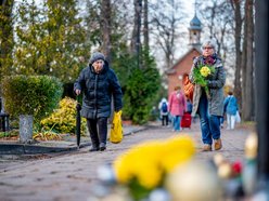Łodzianie już na Starym Cmentarzu w Łodzi. Tak odwiedzają bliskich