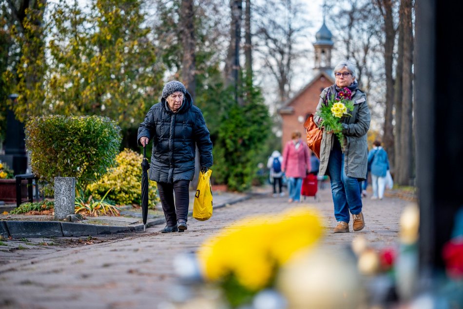 Łodzianie już na Starym Cmentarzu w Łodzi. Tak odwiedzają bliskich