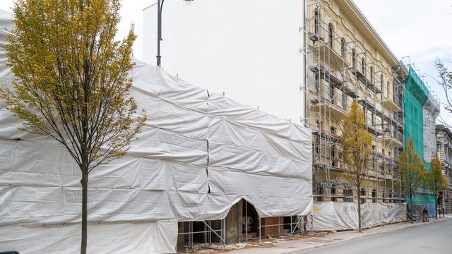 Kamienice przy Rewolucji 13, 15 i 17 odzyskują dawny blask. Jak przebiegają prace? 