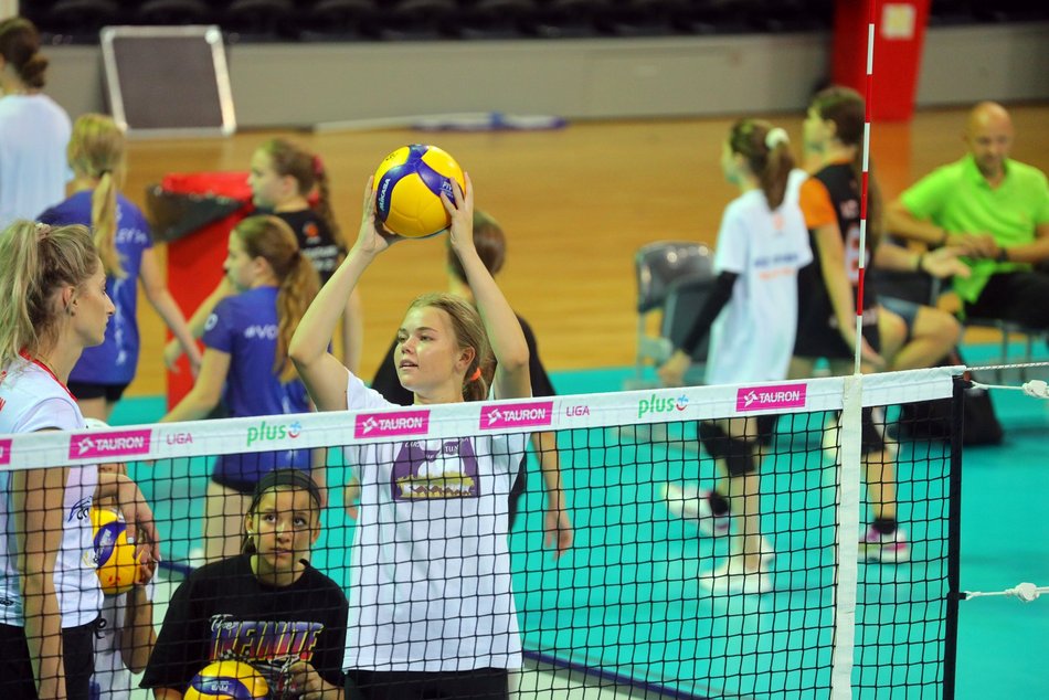 dzieci trenujące siatkówkę