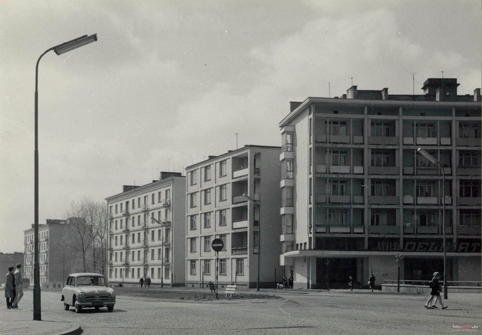 Zachodnia pierzeja ul. Uniwersyteckiej widziana ze skrzyżowania z ul. Nowotki (dziś ul. Pomorska) - lata 1955-1965