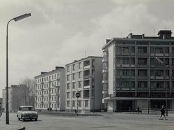 Zachodnia pierzeja ul. Uniwersyteckiej widziana ze skrzyżowania z ul. Nowotki (dziś ul. Pomorska) - lata 1955-1965