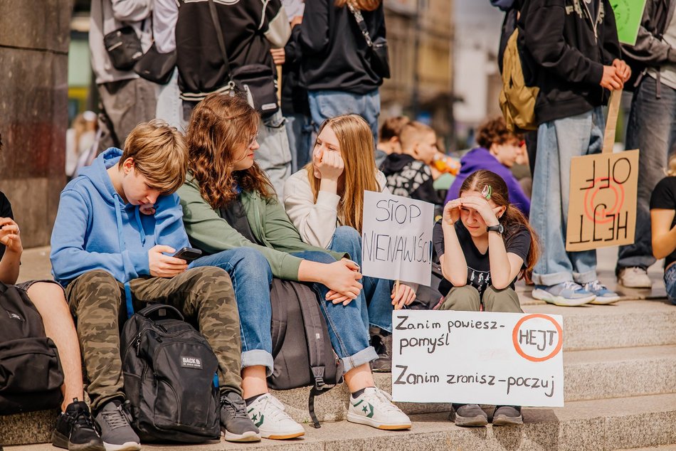 Łódź. Marsz Przeciwko Przemocy i Hejtowi przeszedł Piotrkowską. Uczniowie w ważnej sprawie!