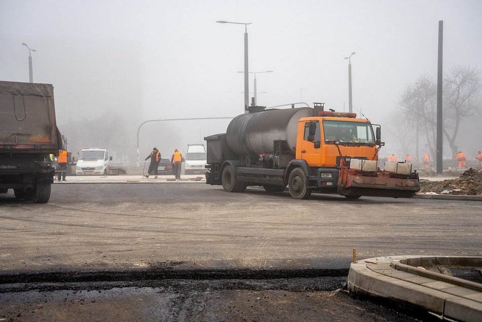 Łódź. Drogowcy układają nową nawierzchnię na Śmigłego-Rydza