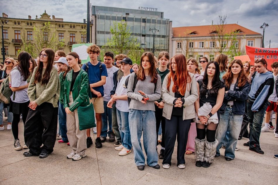 Łódź. Marsz Przeciwko Przemocy i Hejtowi przeszedł Piotrkowską. Uczniowie w ważnej sprawie!