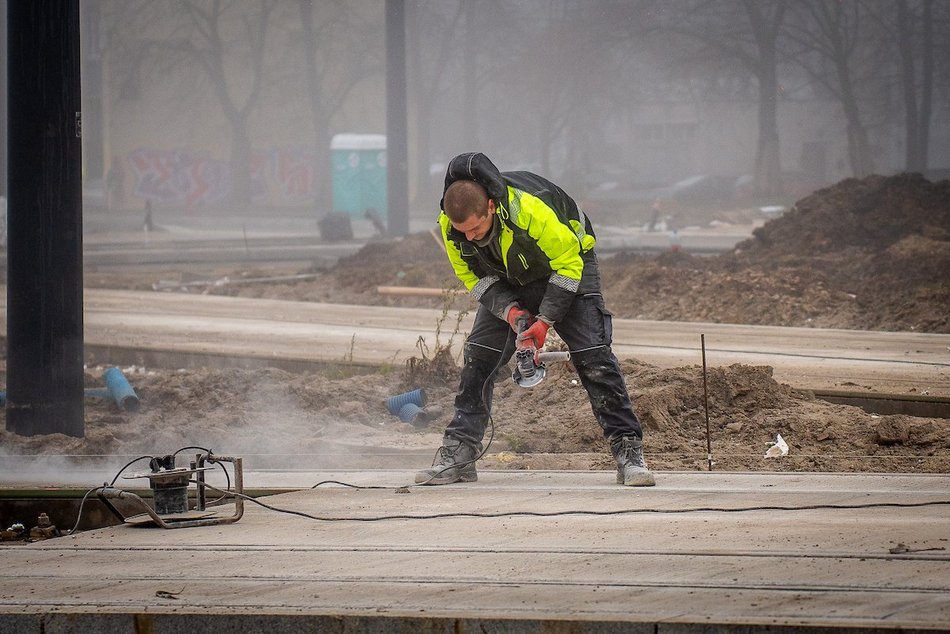 Łódź. Drogowcy układają nową nawierzchnię na Śmigłego-Rydza