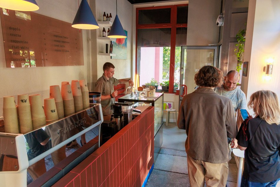 Kiosk przy Sienkiewicza w Łodzi otrzymał drugie życie! Nowa kawiarnia i sklep z dobrym designem