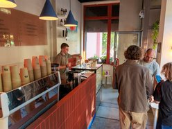 Kiosk przy Sienkiewicza w Łodzi otrzymał drugie życie! Nowa kawiarnia i sklep z dobrym designem