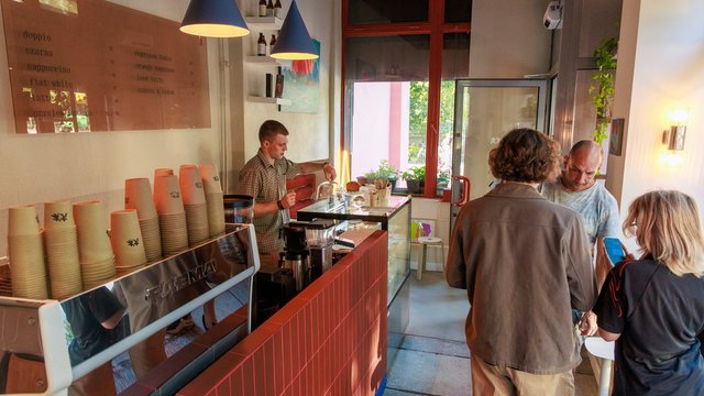 Kiosk przy Sienkiewicza w Łodzi otrzymał drugie życie! Nowa kawiarnia i sklep z dobrym designem