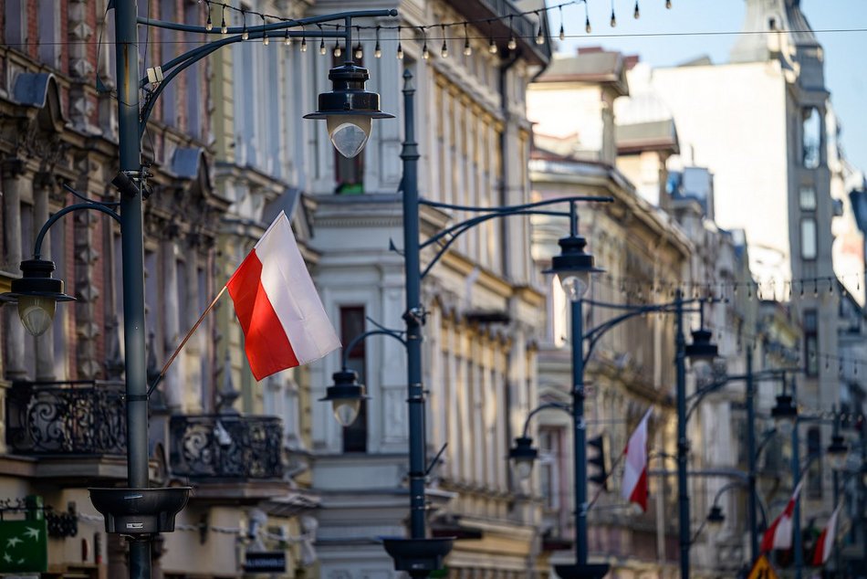 Łódź. Biało-czerwono na Piotrkowskiej. Flagi z okazji Święta Niepodległości
