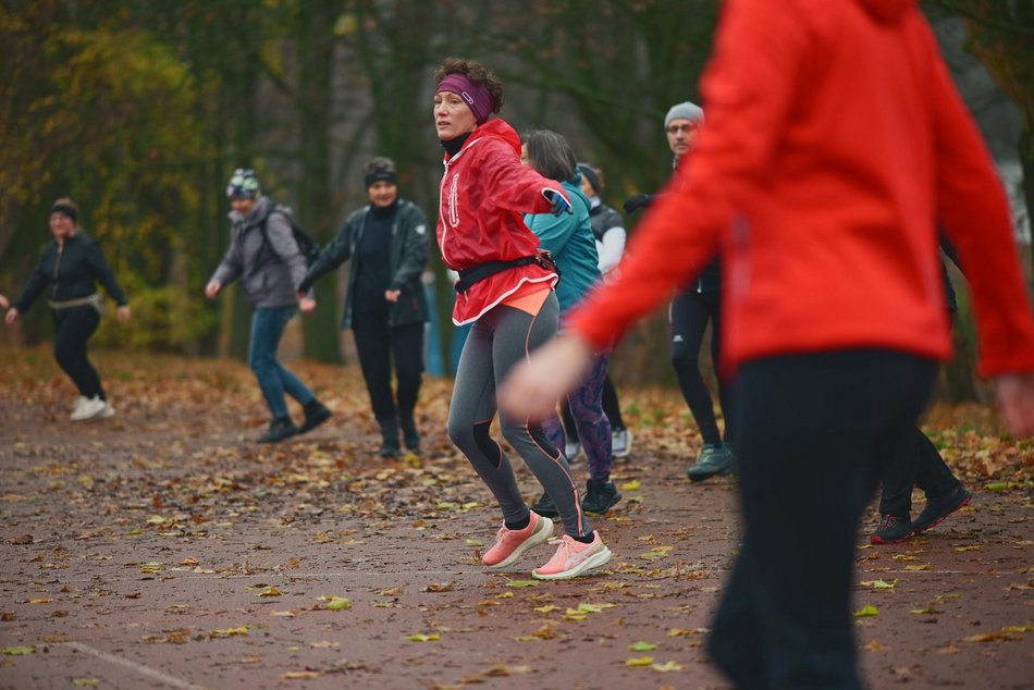 Łódź. Slow jogging w parku Julianowskim. Biegaczom z Łodzi niestraszna jesienna aura