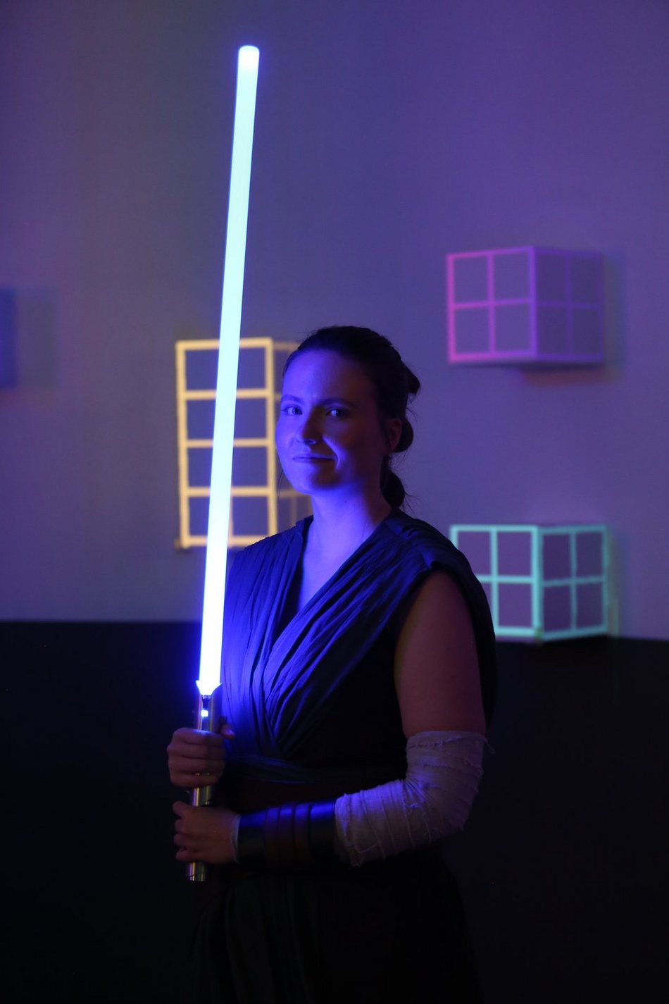 ludzie grają w grę planszową