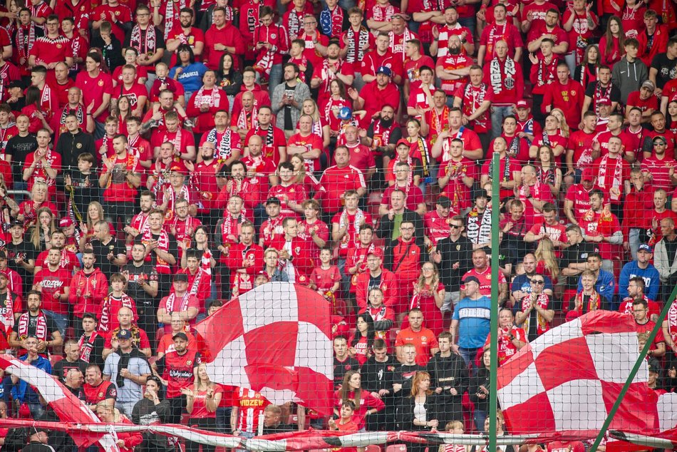 Kibice na meczu Widzewa Łódź z Lechem Poznań