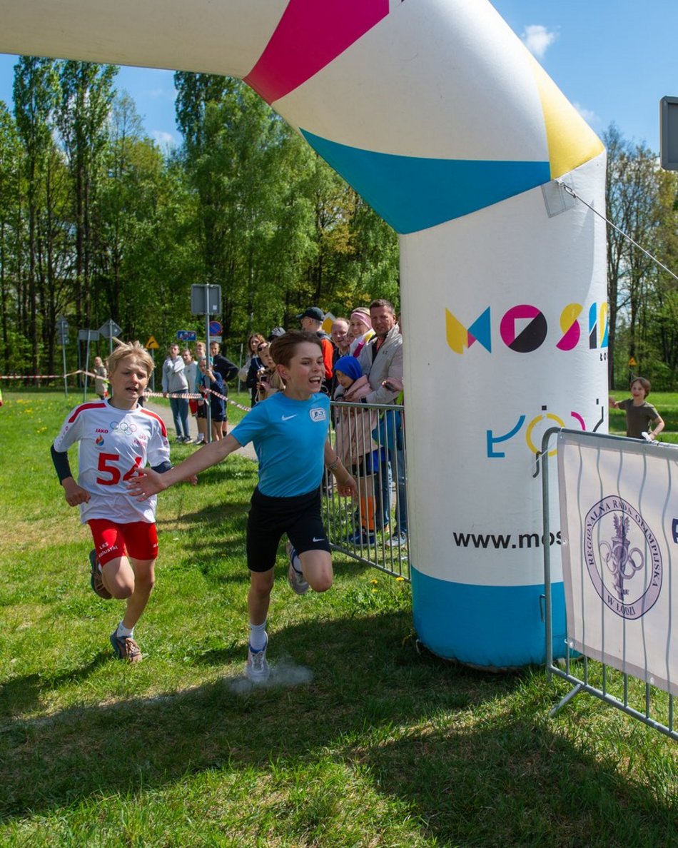 Łódź. XVII Bieg Olimpijczyków w parku Baden-Powella. Rywalizowali uczniowie szkół w Łodzi