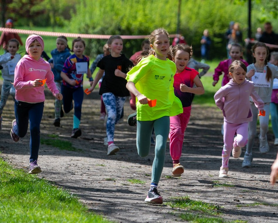 Łódź. XVII Bieg Olimpijczyków w parku Baden-Powella. Rywalizowali uczniowie szkół w Łodzi
