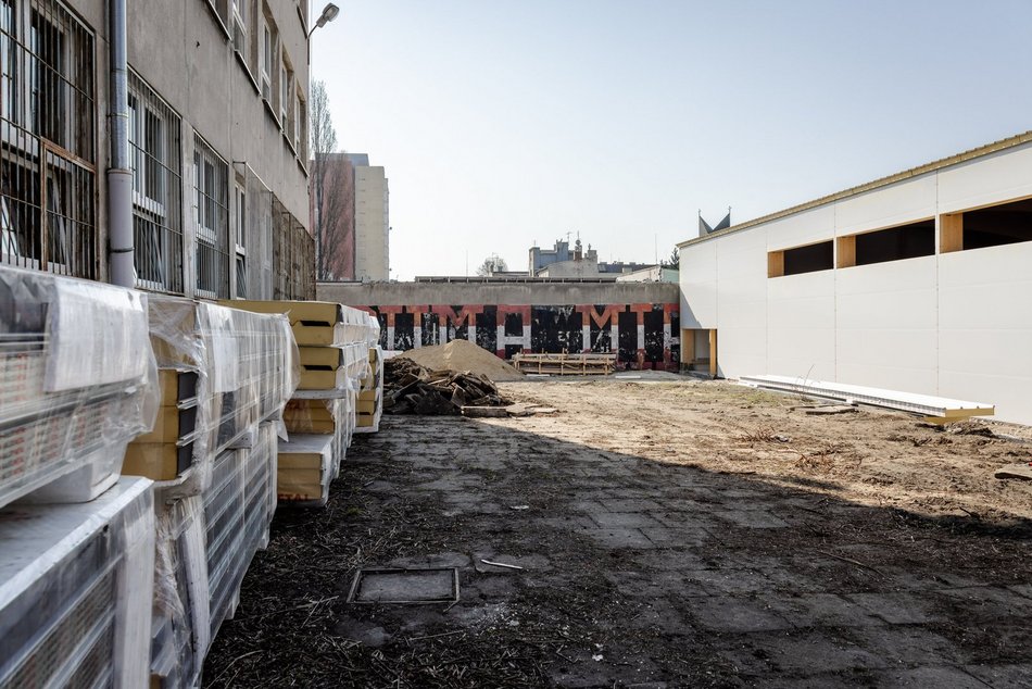 Hala sportowa rośnie przy II Liceum Ogólnokształcącym w Łodzi. Kiedy koniec budowy?