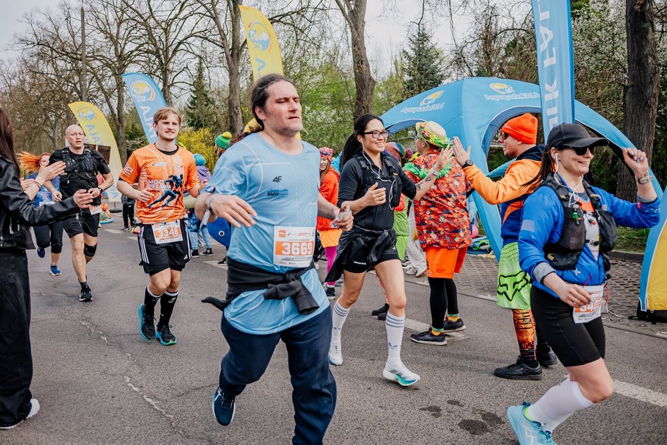 Łódź. Strefa kibica na DOZ Maraton Łódź 2026. Jak Łodzianie dopingowali biegaczy?