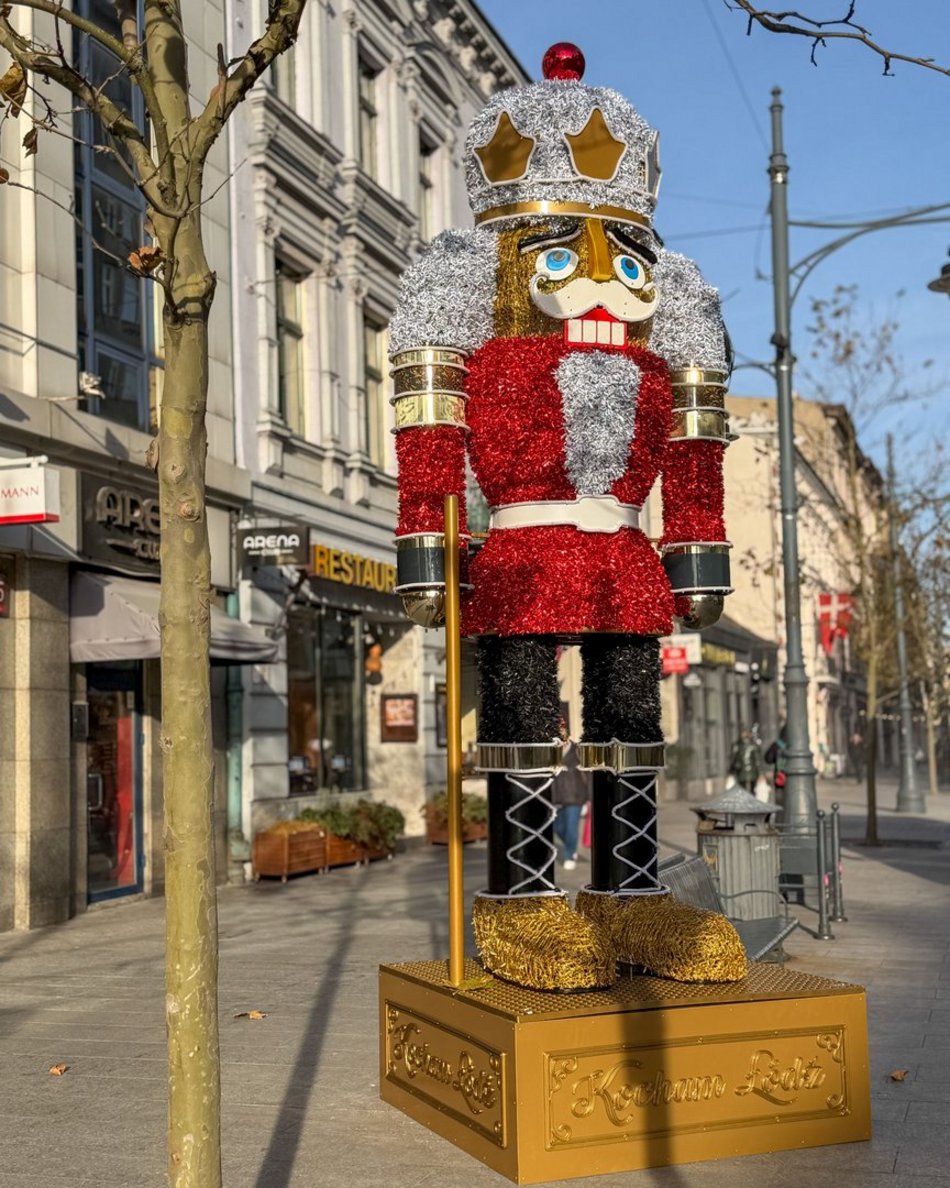 Łódź. Coraz bliżej Święta! Na Piotrkowskiej w Łodzi pojawiły się już pierwsze dekoracje