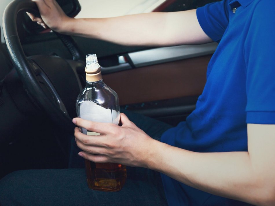Łódź. Kierowca w aucie z butelką alkoholu