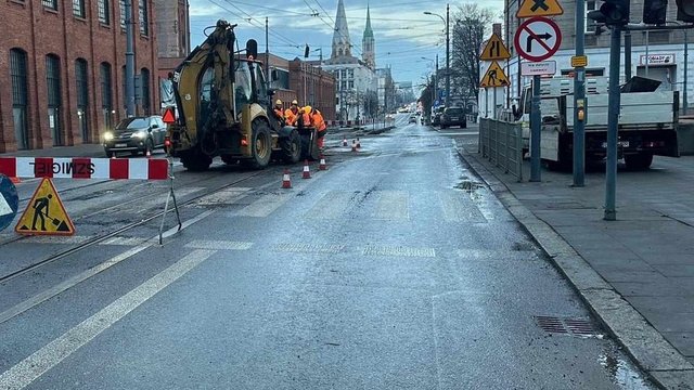 Na Piotrkowską wracają tramwaje MPK Łódź. Wymiana zwrotnicy zakończona [SZCZEGÓŁY]