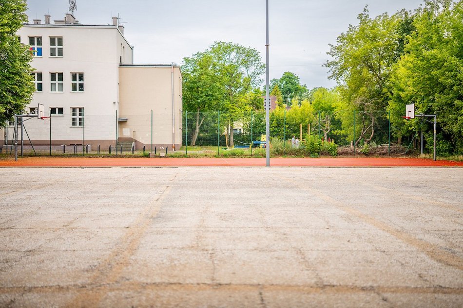 Łódź. Trwa remont orlika przy Kuźnickiej w Łodzi. Będzie nowa nawierzchnia, siatki i plac zabaw