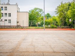 Łódź. Trwa remont orlika przy Kuźnickiej w Łodzi. Będzie nowa nawierzchnia, siatki i plac zabaw
