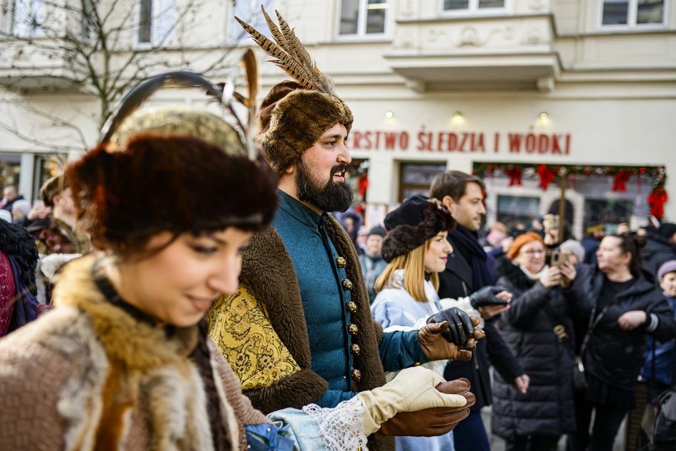 Łódź. Polonez dla Łodzi. Tłumy maturzystów zatańczyły na Piotrkowskiej. Razem z nimi łodzianie!