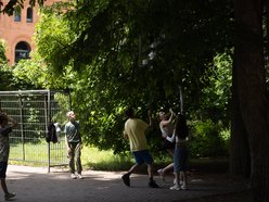 Łódź. Spacerowicze na Księżym Młynie i w Parku Źródliska w Łodzi. Recepta na udany weekend