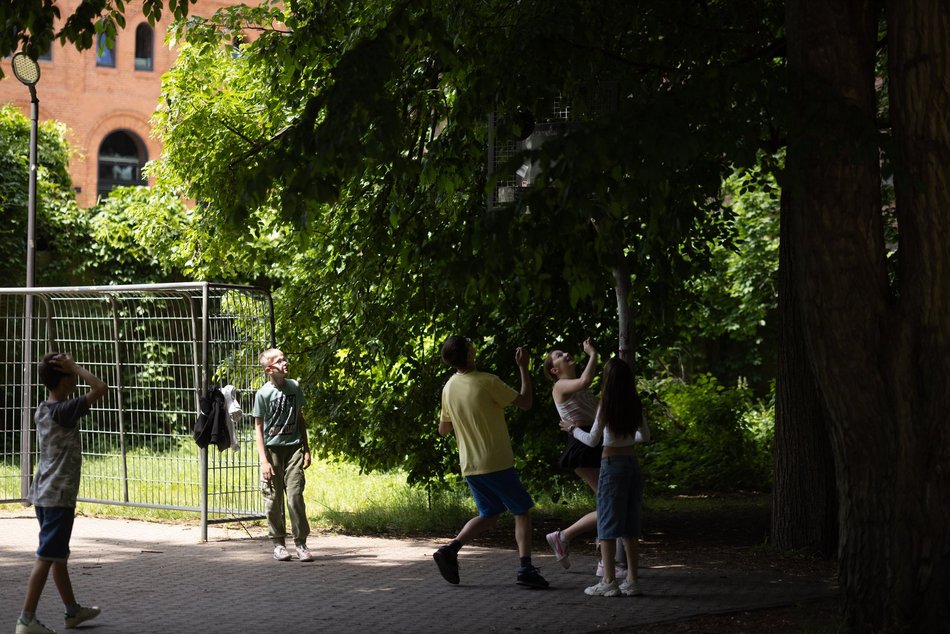Łódź. Spacerowicze na Księżym Młynie i w Parku Źródliska w Łodzi. Recepta na udany weekend