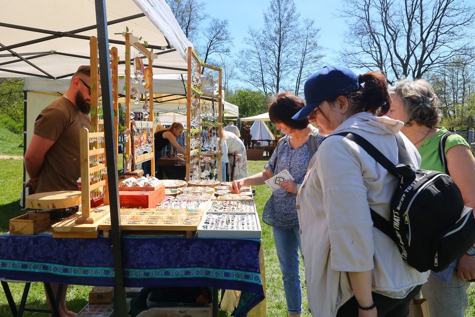 Łódź. Majówka na Stawach Stefańskiego w Łodzi. Słowiańska wioska, rowery wodne i grillowanie