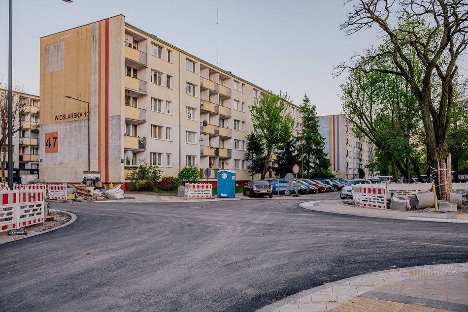 Łódź. Wioślarska w Łodzi po remoncie pierwszego odcinka. Nowe parkingi, jezdnia i chodniki