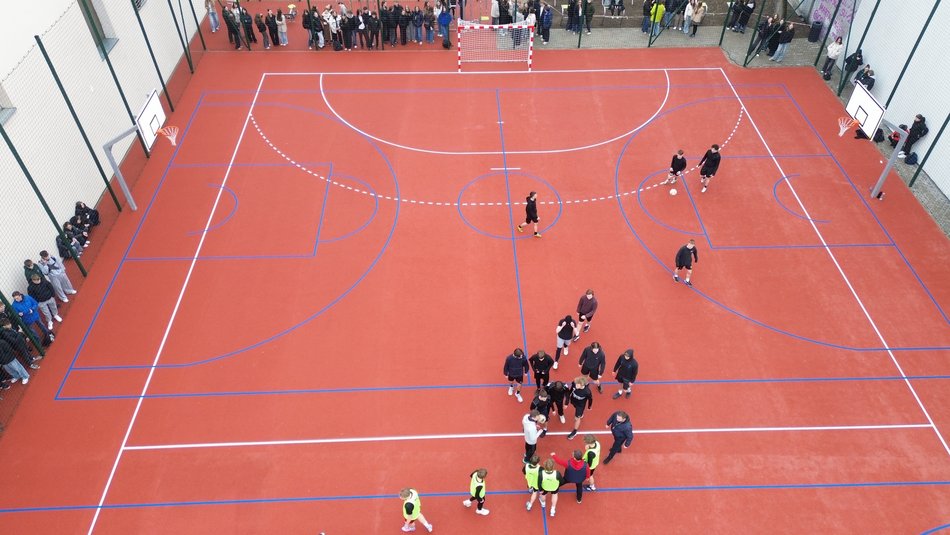 Łódź. XXI Liceum Ogólnokształcące w Łodzi z nowym boiskiem. Plenerowa siłownia, skwer i zieleń