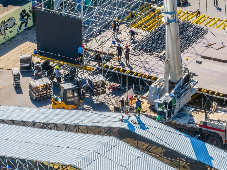 Budowa mBank sceny głównej na Łódź Summer Festival 2024