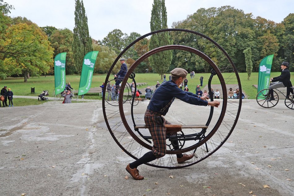 Pokaz rowerowy w parku Julianowskim