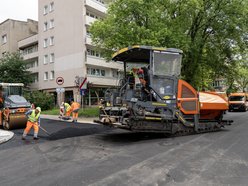 Remont Brzeźnej dobiega końca. Wylali już nowy asfalt