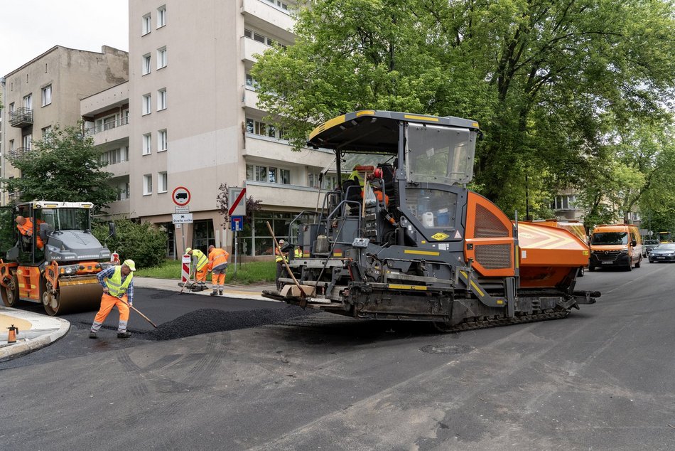 Remont Brzeźnej dobiega końca. Wylali już nowy asfalt