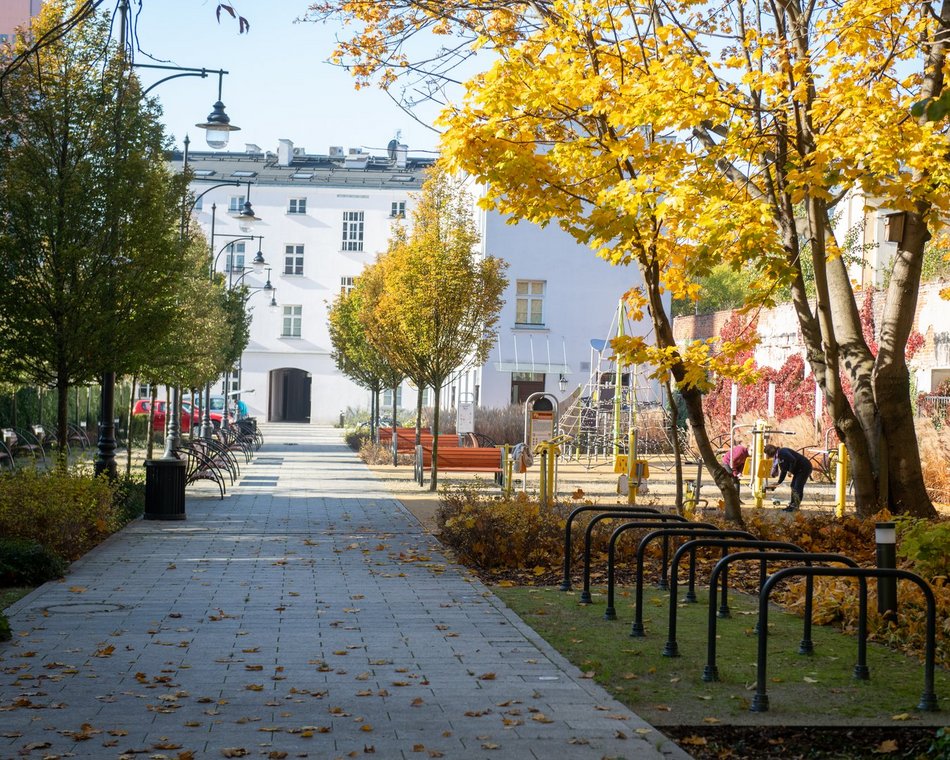 Rewitalizacja kamienica przy Sienkiewicza. Brama przenosi łodzian do zielonej oazy
