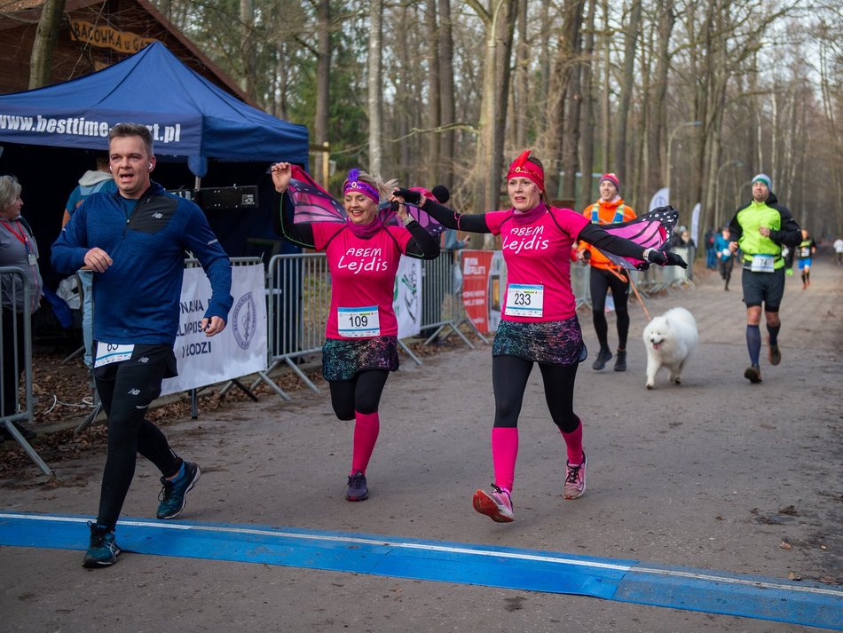 biegacze w lesie