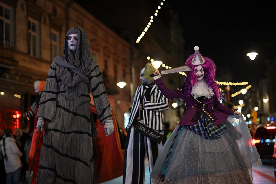 Łódź. Halloweenowa parada przeszła Piotrkowską w Łodzi. Tłumy duchów, czarownic i zombie!