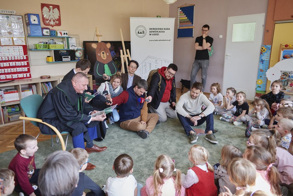 Akcja "Bajeczni Adwokaci" w Przedszkolu Miejskim nr 141 w Łodzi. Adwokaci czytali przedszkolakom książkę o swojej pracy